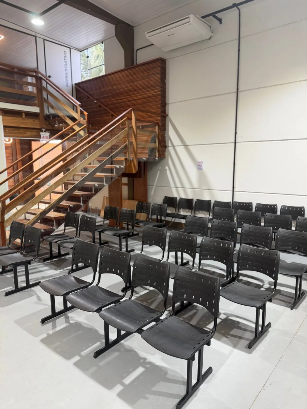 Área de espera da clínica de saúde ocupacional